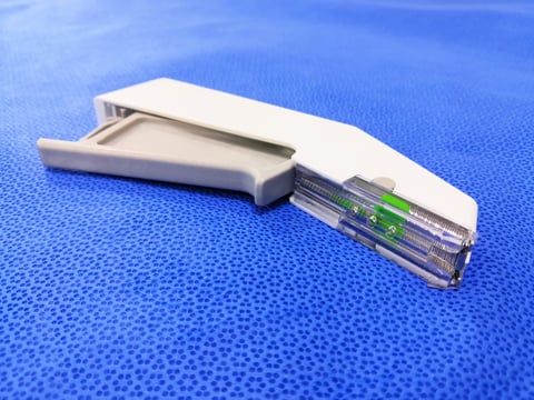Engrapadora quirúrgica laparoscópica para anastomosis y resección