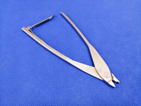 CLOSEUP IMAGE OF SURGICAL SPINAL ROD GRIPPER