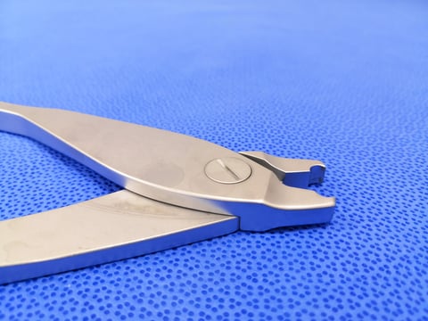 CLOSEUP IMAGE OF SURGICAL SPINAL ROD GRIPPER TIP