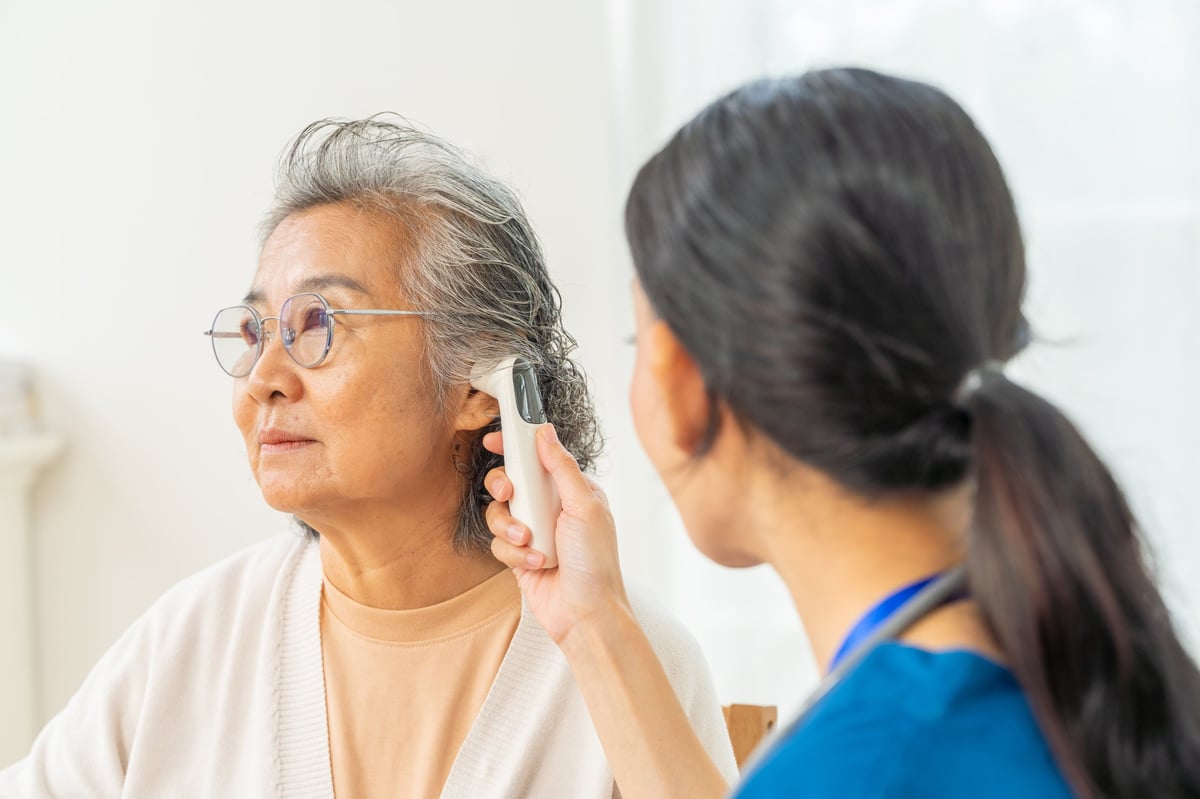 Termómetro auricular digital con puntas desechables para medición precisa en consultorios y hospitales
