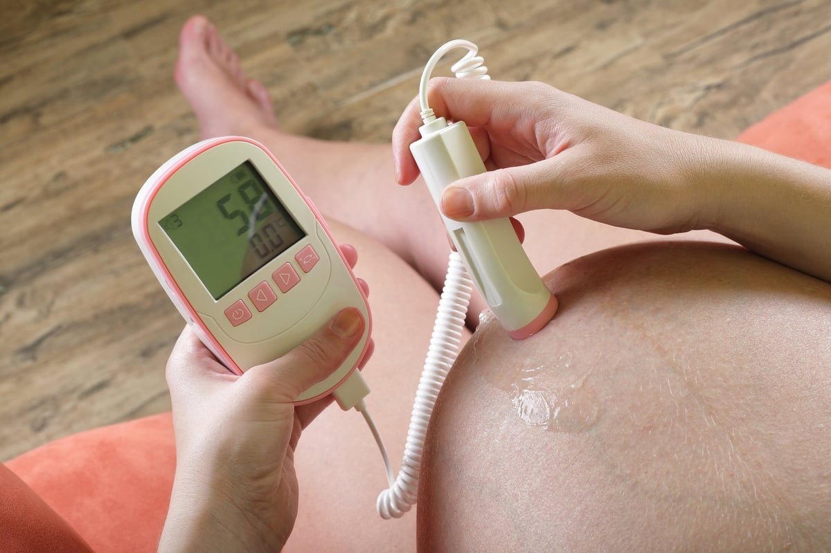 Pregnant woman with the help by a fetal doppler controls a condition of a fetus.