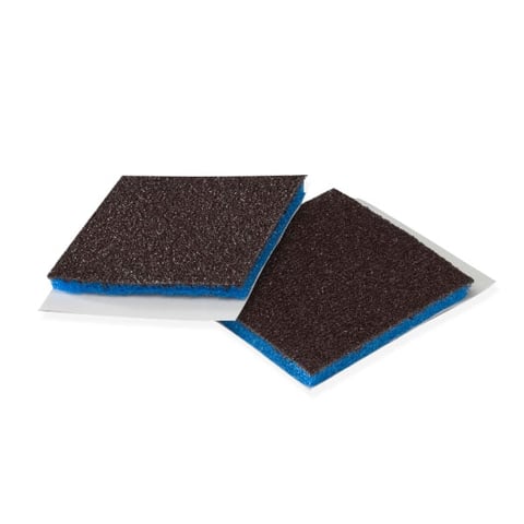 Dos esponjas de lijado marrones con bordes azules y reverso gris sobre fondo blanco