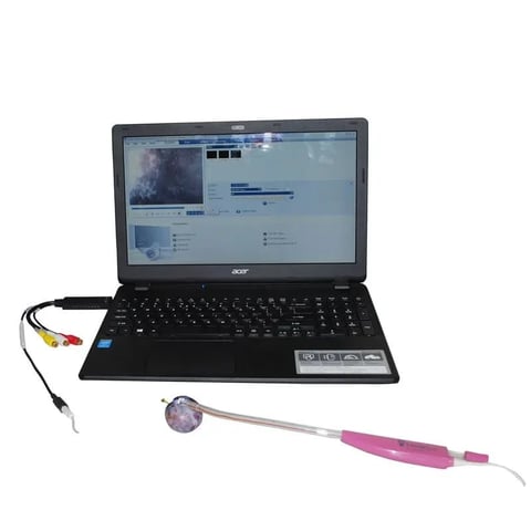 Laptop con estetoscopio representando telemedicina y atención médica remota