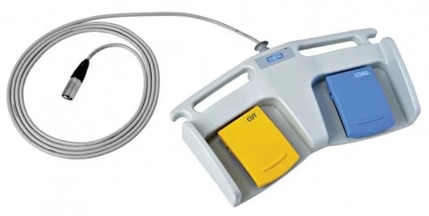 Dispositivo de pedal médico con controles amarillos y azules conectado a cable en espiral gris
